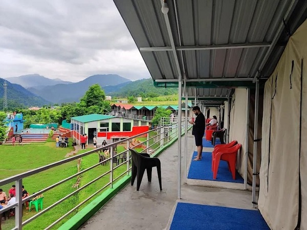 With greenery and mountain views, stay in the Shivpuri Rishikesh camp.