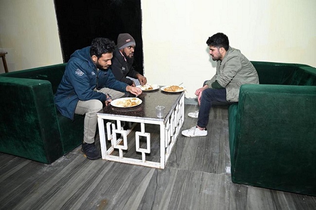 A family enjoys food in Rishikesh cottages.
